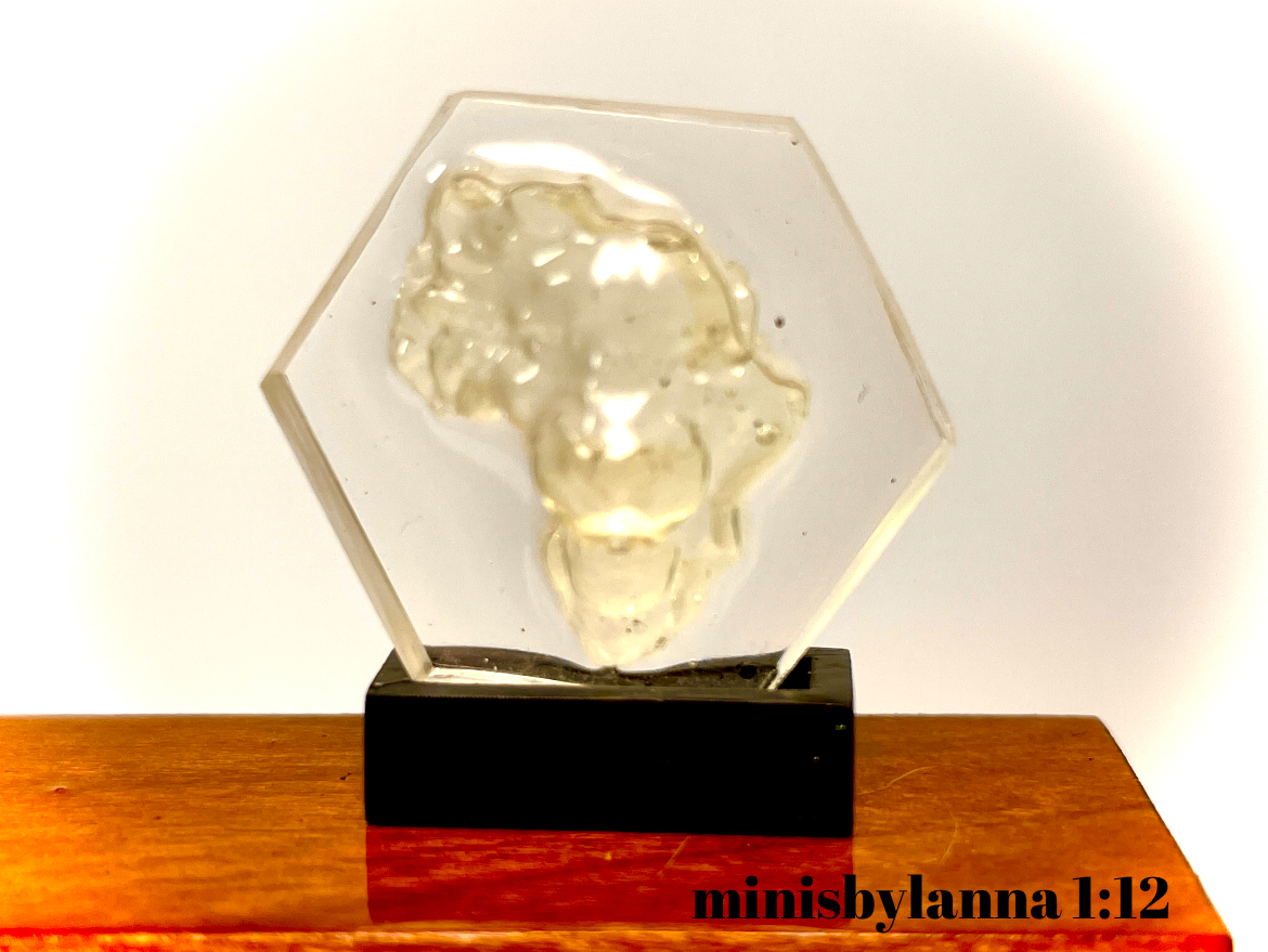 1:12 Dollhouse miniature African lion table light feature working LED