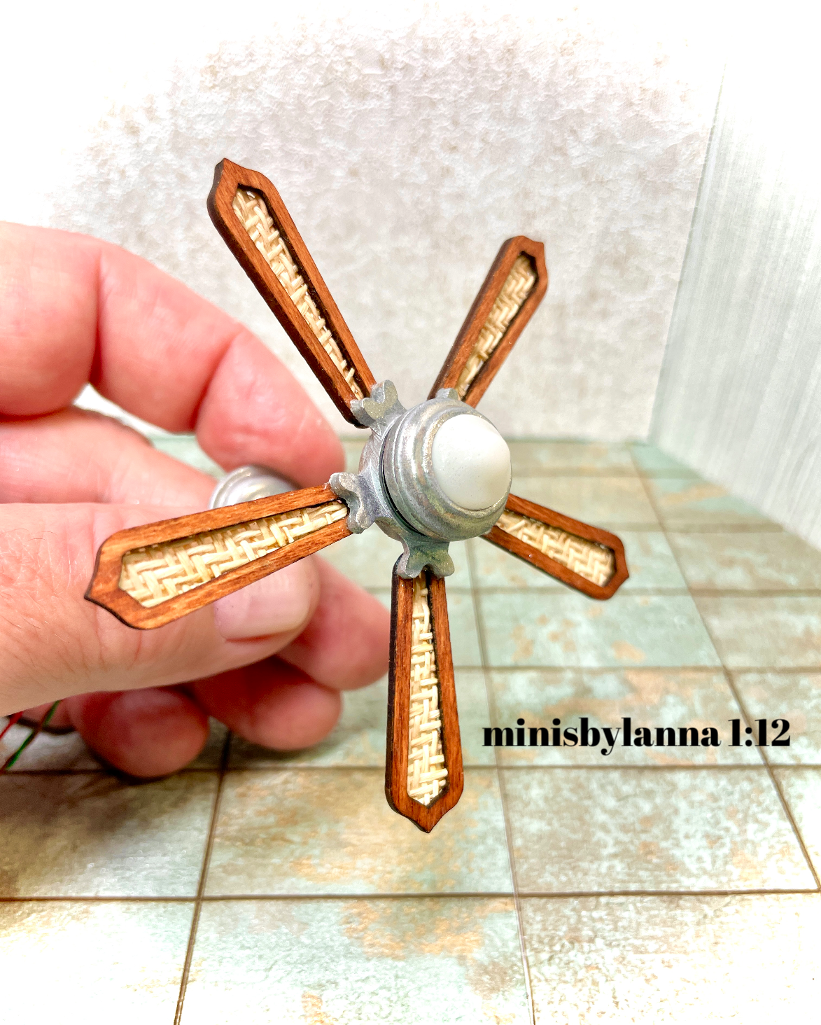 1:12 Dollhouse miniature ceiling working fan with wooden and raffia blades and LED light