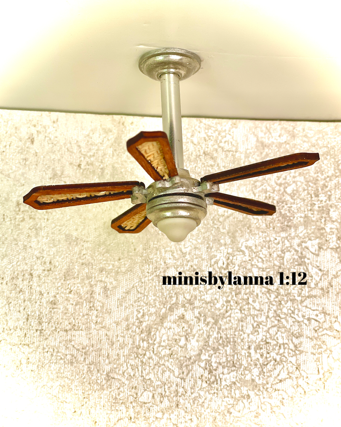 1:12 Dollhouse miniature ceiling working fan with wooden and raffia blades and LED light