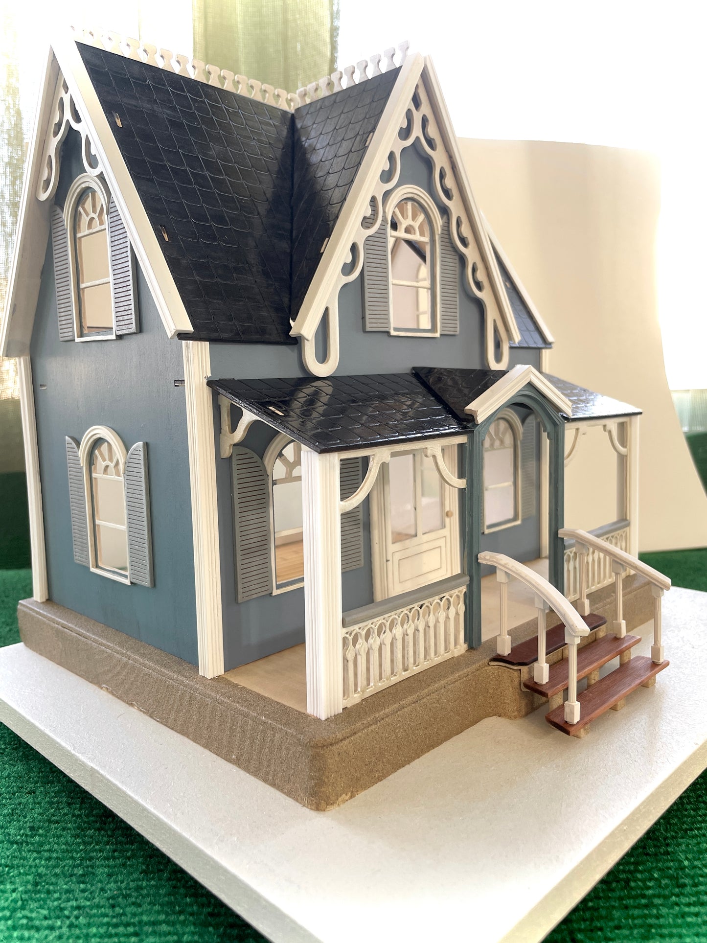 1:24 wooden miniature Queen Anne dollhouse assembled and decorated - Half scale