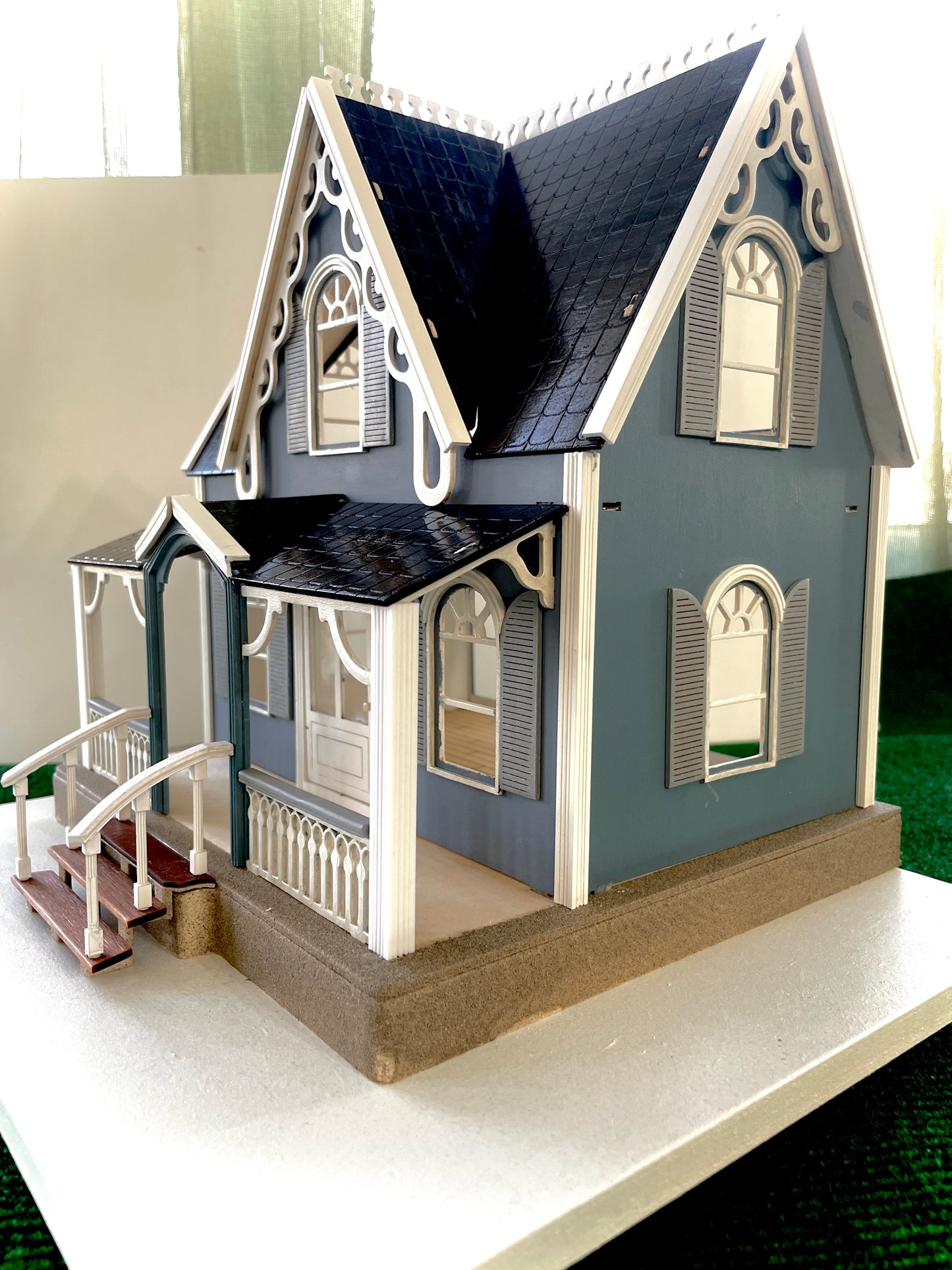 1:24 wooden miniature Queen Anne dollhouse assembled and decorated - Half scale