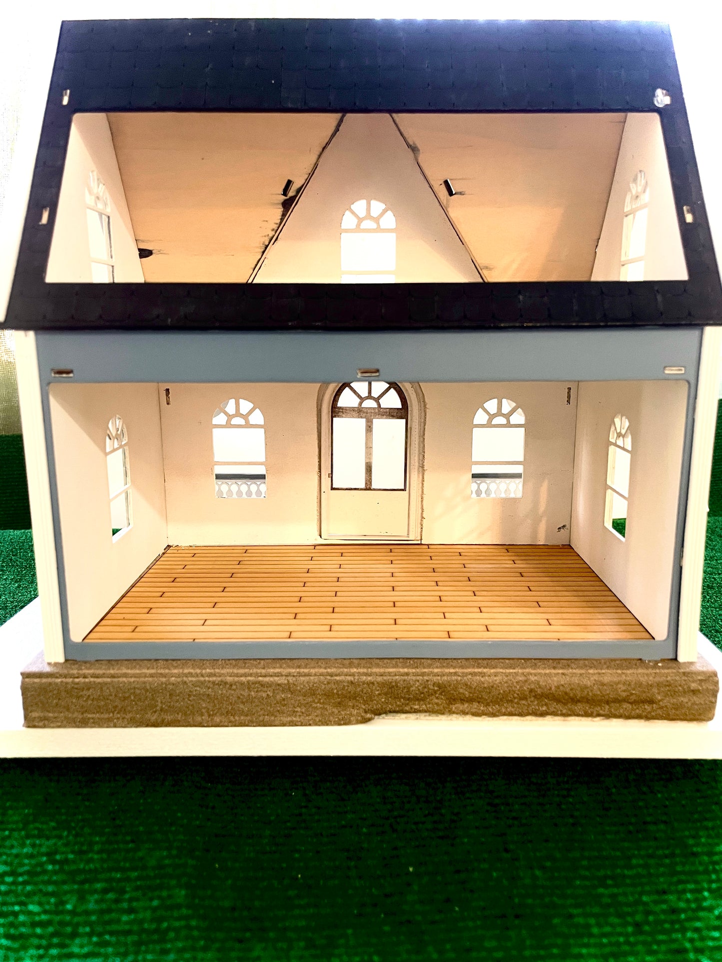 1:24 wooden miniature Queen Anne dollhouse assembled and decorated - Half scale