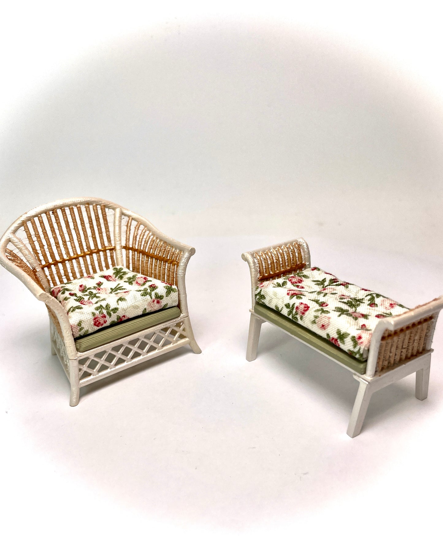 1:16 Dollhouse cane rattan pearl pink roses on green furniture - Lundby