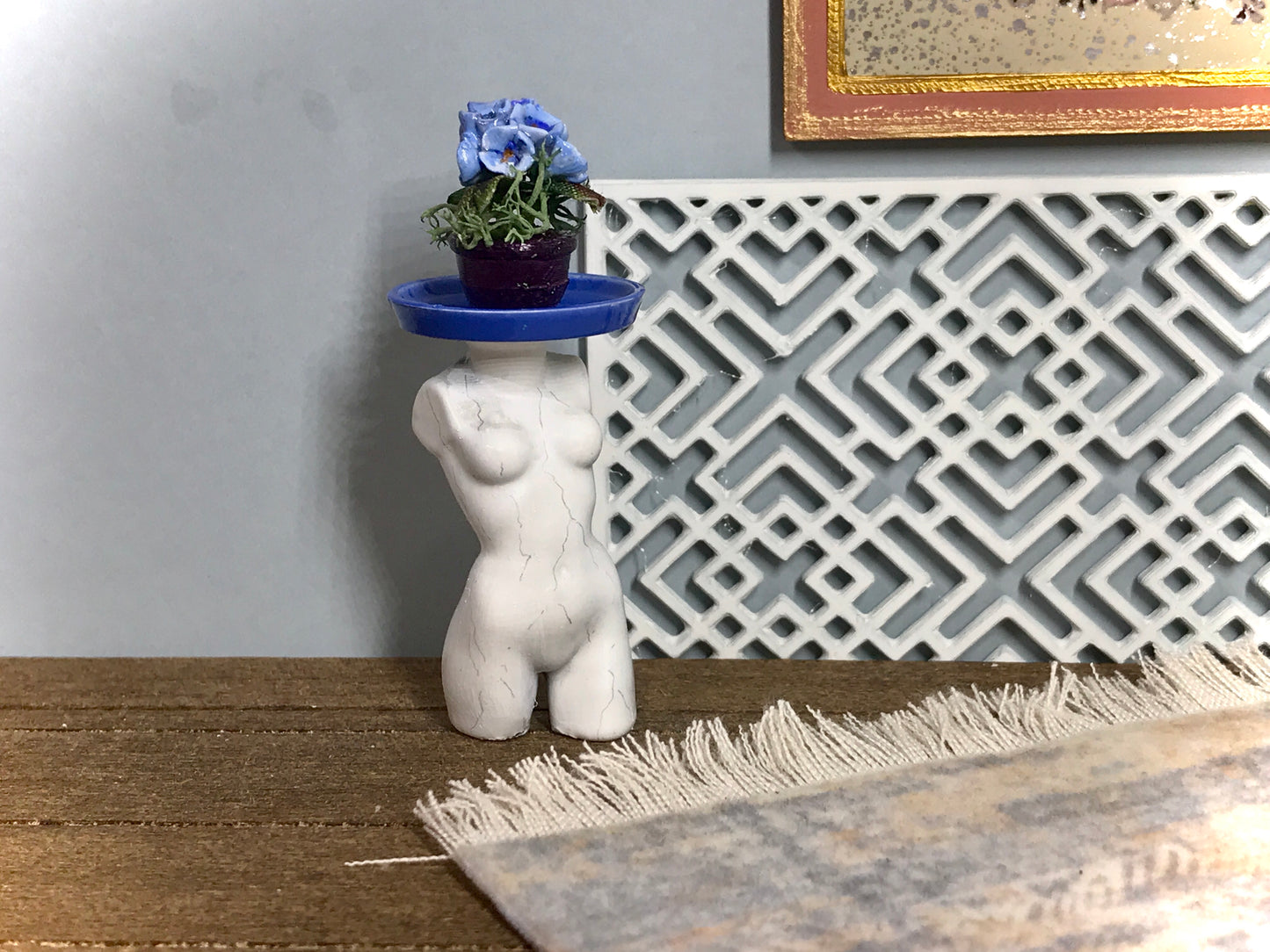 1:16 Dollhouse miniature woman's sculpture - White - Lundby scale
