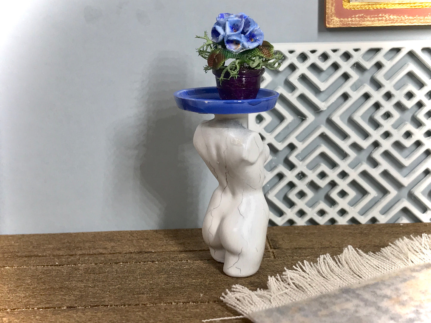 1:16 Dollhouse miniature woman's sculpture - White - Lundby scale