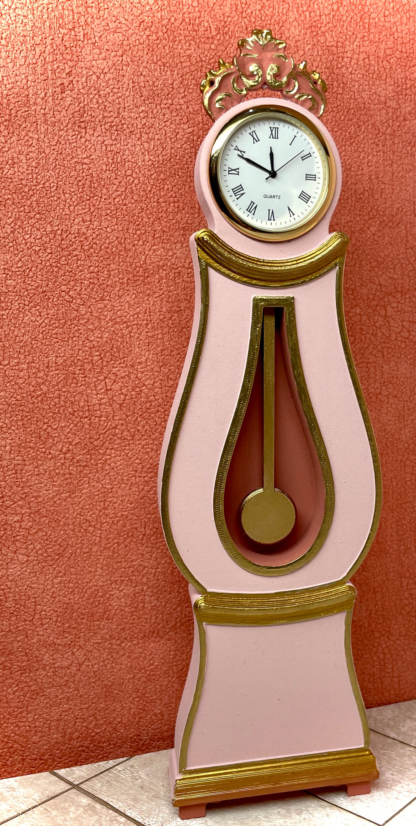 1:6 Dollhouse miniature Swedish Mora longcase quartz clock Pink