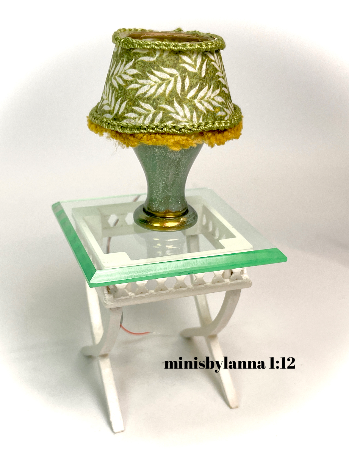 1:12 Dollhouse miniature table lamp with a tropical green lampshade working LED