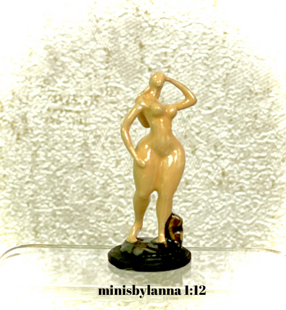 1:12 Dollhouse miniature fat lady sculpture