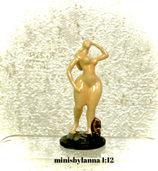 1:12 Dollhouse miniature fat lady sculpture