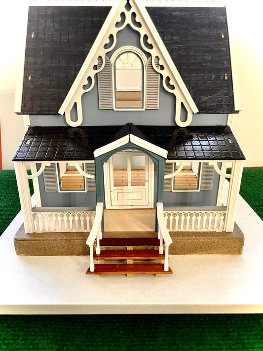 1:24 wooden miniature Queen Anne dollhouse assembled and decorated - Half scale