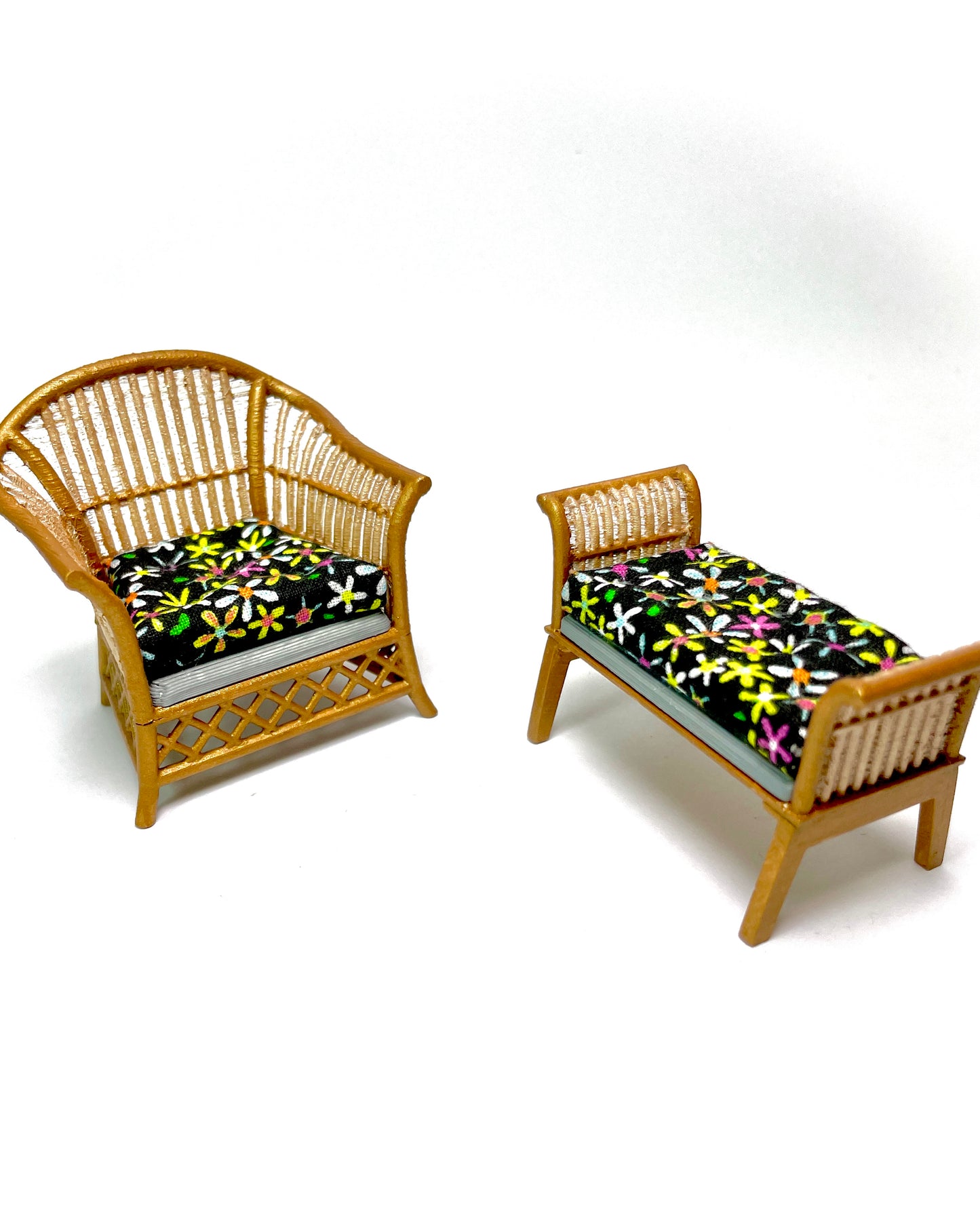 1:16 Dollhouse cane rattan flowers over black furniture - Lundby