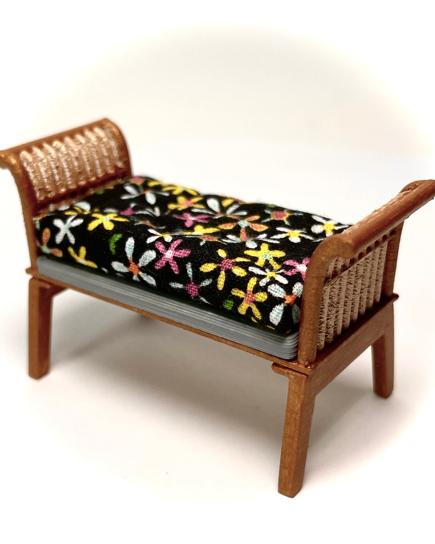 1:16 Dollhouse cane rattan flowers over black furniture - Lundby