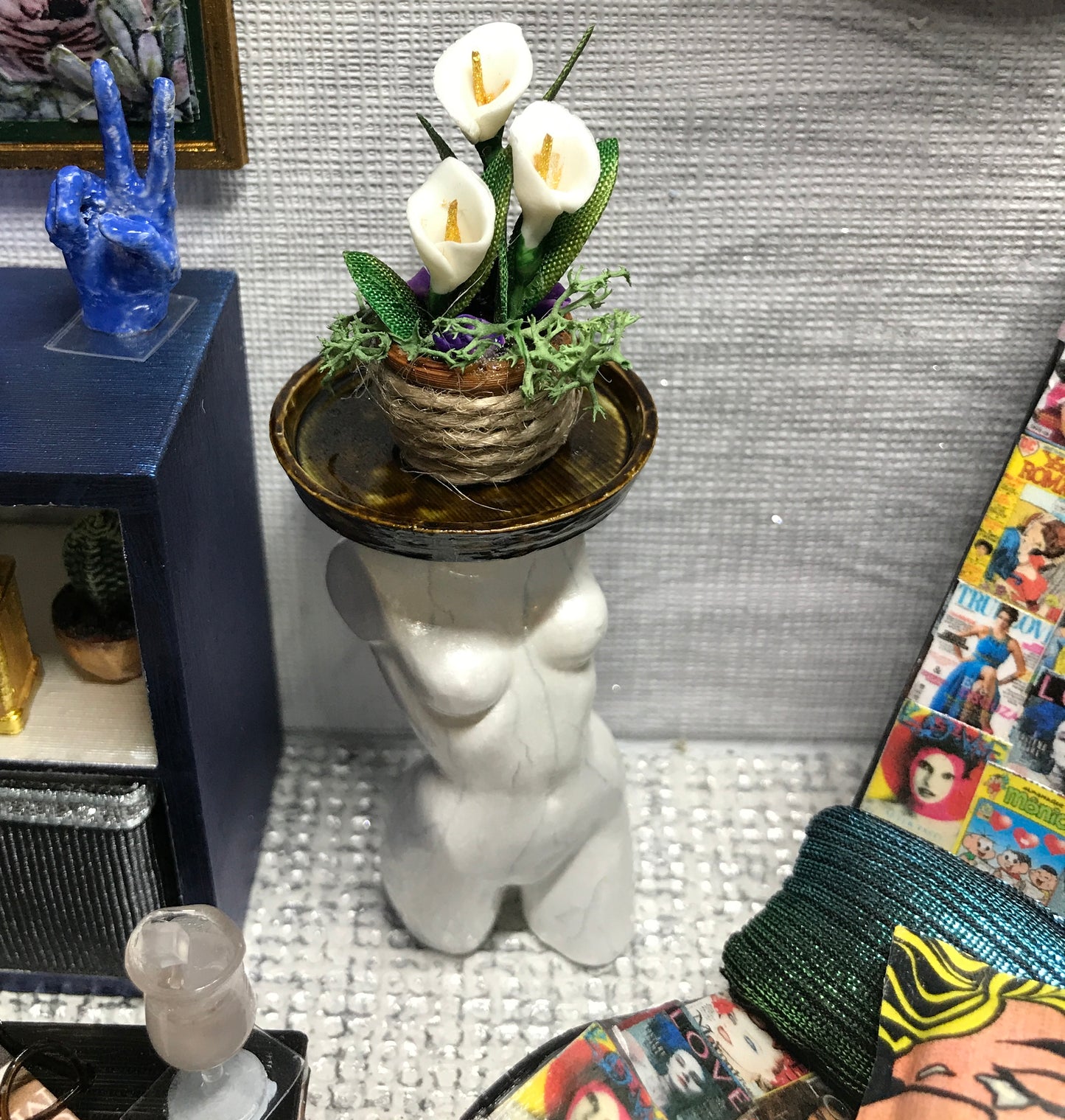 1:12 Dollhouse miniature callas flowers pot on woman's sculpture - various colors
