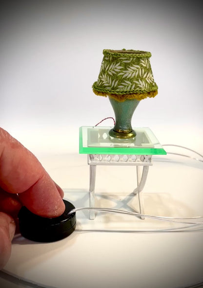 1:12 Dollhouse miniature table lamp with a tropical green lampshade working LED